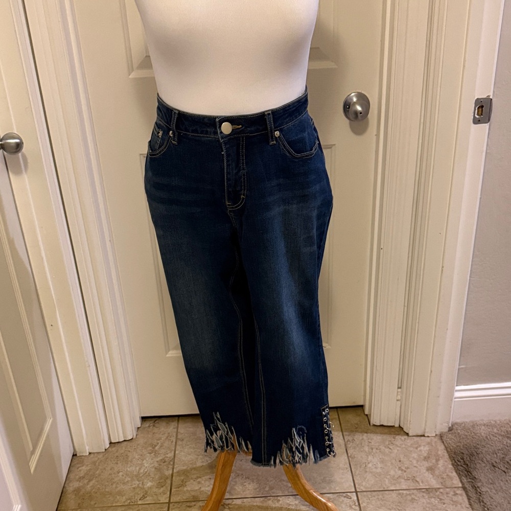 Stylish Blue Denim Women's Capri Jeans